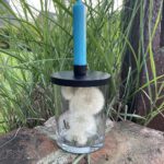 Glas unbedruckt mit einer Kerze